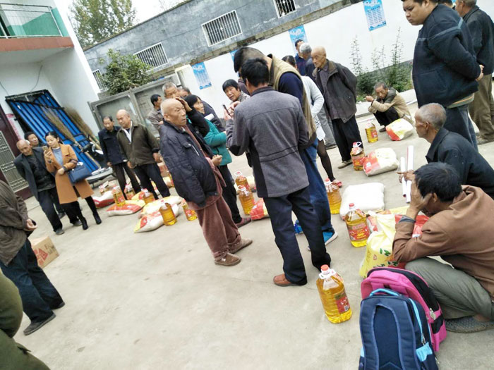 百企帮百村，南阳博采包装公司探望付村贫困户